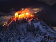 Imagen portal “Bergerlebnis Berchtesgaden”, muestra al edificio conocido como el “Nido del Águila” en llamas.