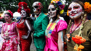 La Mega Procesión de Catrinas en Ciudad de México cumple 13 años desde su primera edición.