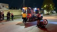 La motocicleta volcó y terminó con las ruedas hacia arriba tras salir proyectado el conductor contra el pavimento.