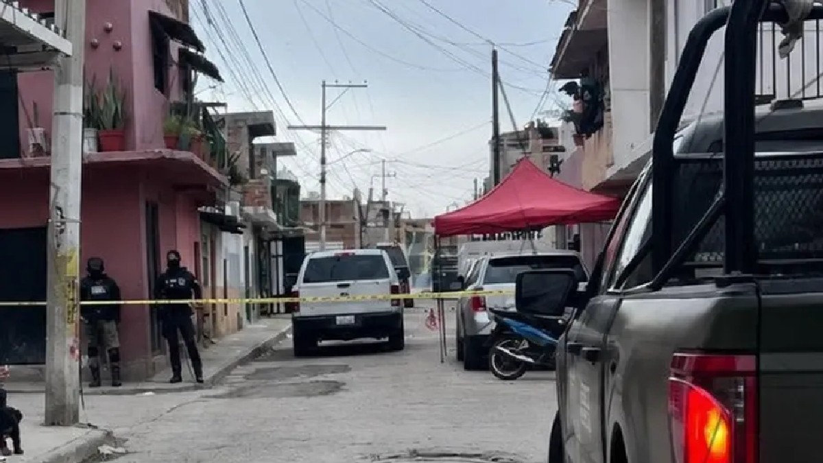La mujer perdió la vida, mientras que su esposo sufrió heridas de gravedad.
