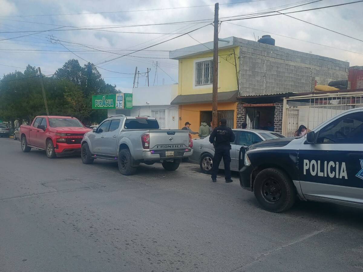Paramédicos de la Cruz Roja acudieron al inmueble para verificar las condiciones del hombre.