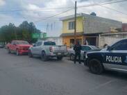 Paramédicos de la Cruz Roja acudieron al inmueble para verificar las condiciones del hombre.