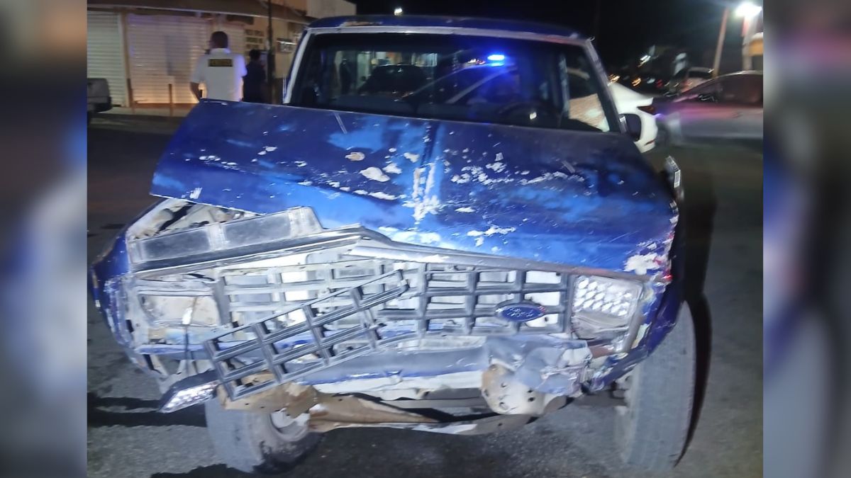 Peritos del Centro de Justicia Municipal elaboran el croquis en el cruce de avenida del Ajusco y Campo del Cedro tras el impacto de la pick up azul.