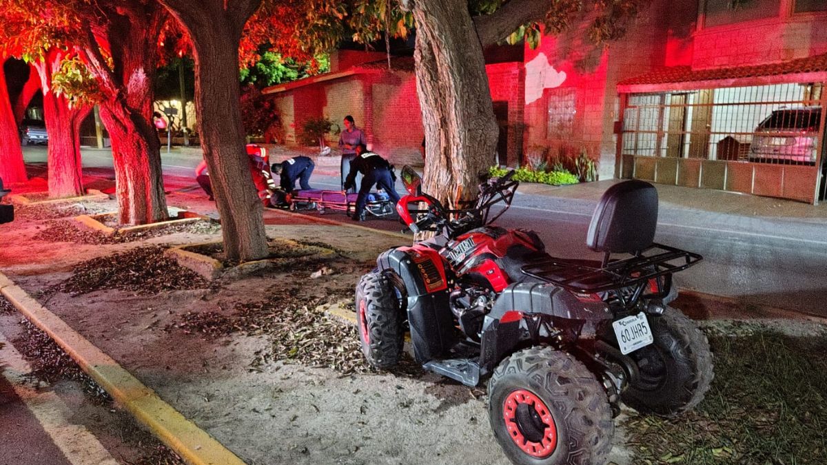 Peritos viales y agentes de Tránsito aseguraron el área del camellón mientras la grúa retiraba el vehículo siniestrado para reabrir la circulación.
