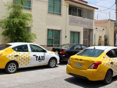 La renovación de taxis busca eliminar vehículos contaminantes en Jalisco.