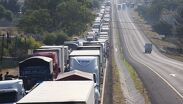 Transportistas bloquean carretera Celaya-Apaseo el Grande exigiendo seguridad. | Foto Dany Béjar