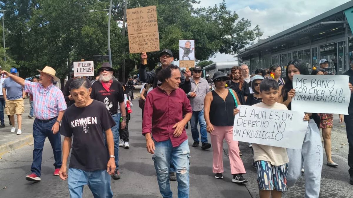 Vecinos protestaron por tercer domingo consecutivo exigiendo agua de calidad en el AMG.