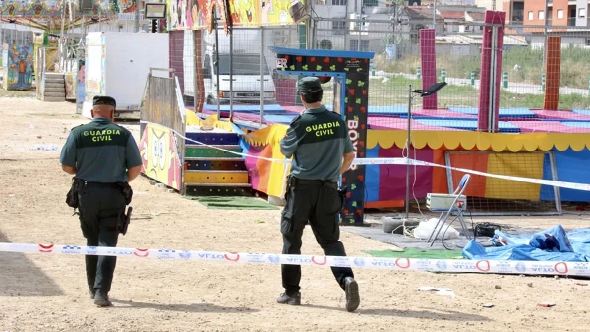 Agentes de la Policía Local y la Guardia Civil acudieron hasta la feria para asegurar la zona donde el niño sufrió la descarga