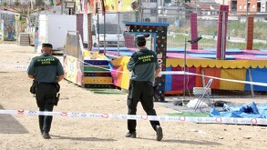 Agentes de la Policía Local y la Guardia Civil acudieron hasta la feria para asegurar la zona donde el niño sufrió la descarga