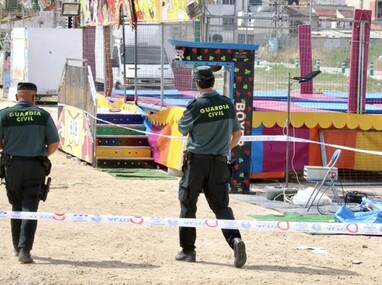 Agentes de la Policía Local y la Guardia Civil acudieron hasta la feria para asegurar la zona donde el niño sufrió la descarga