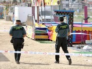 Agentes de la Policía Local y la Guardia Civil acudieron hasta la feria para asegurar la zona donde el niño sufrió la descarga