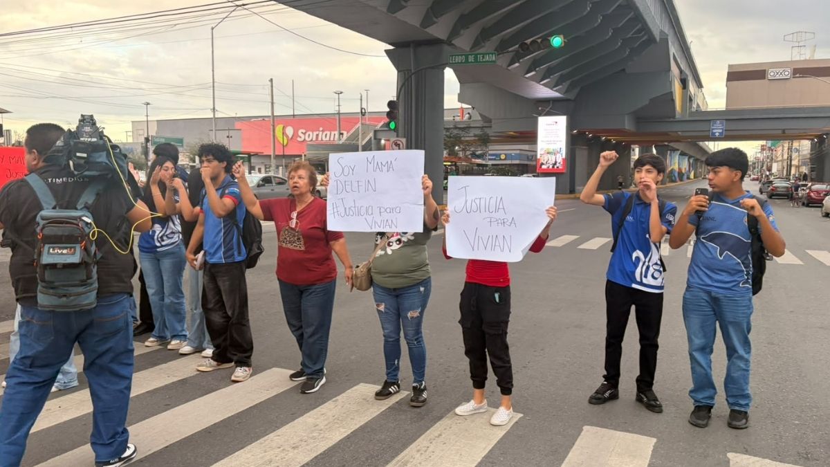 Alumnos de la Preparatoria 8 bloquearon la avenida Benito Juárez para exigir justicia.