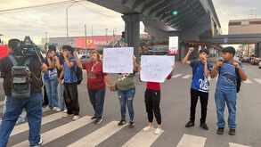 Alumnos de la Preparatoria 8 bloquearon la avenida Benito Juárez para exigir justicia.