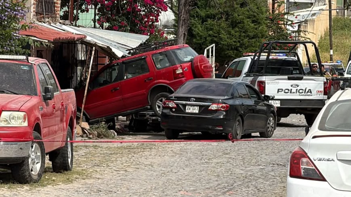 Tras el ataque a balazos, el vehículo sedán color negro chocó contra una camioneta roja en Tlaquepaque