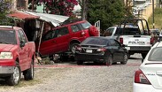 Tras el ataque a balazos, el vehículo sedán color negro chocó contra una camioneta roja en Tlaquepaque