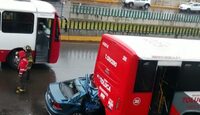 Auto choca contra camión en Toluca; hay dos muertos.