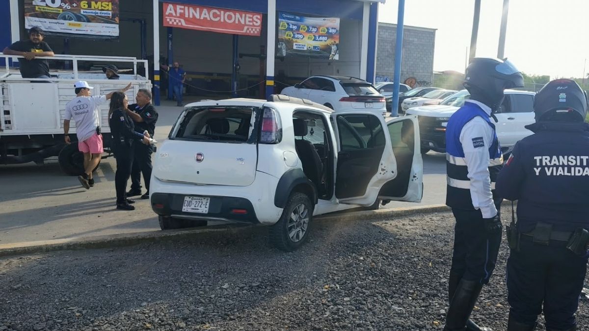El automóvil dio varias vueltas de campana hasta quedar detenido sobre una isleta a punto de invadir los carriles laterales.