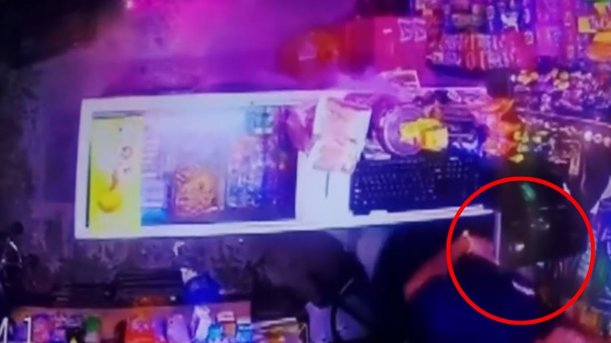 Captan en VIDEO el modus operandi de una mujer para robar negocios en CdMx.