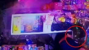 Captan en VIDEO el modus operandi de una mujer para robar negocios en CdMx.