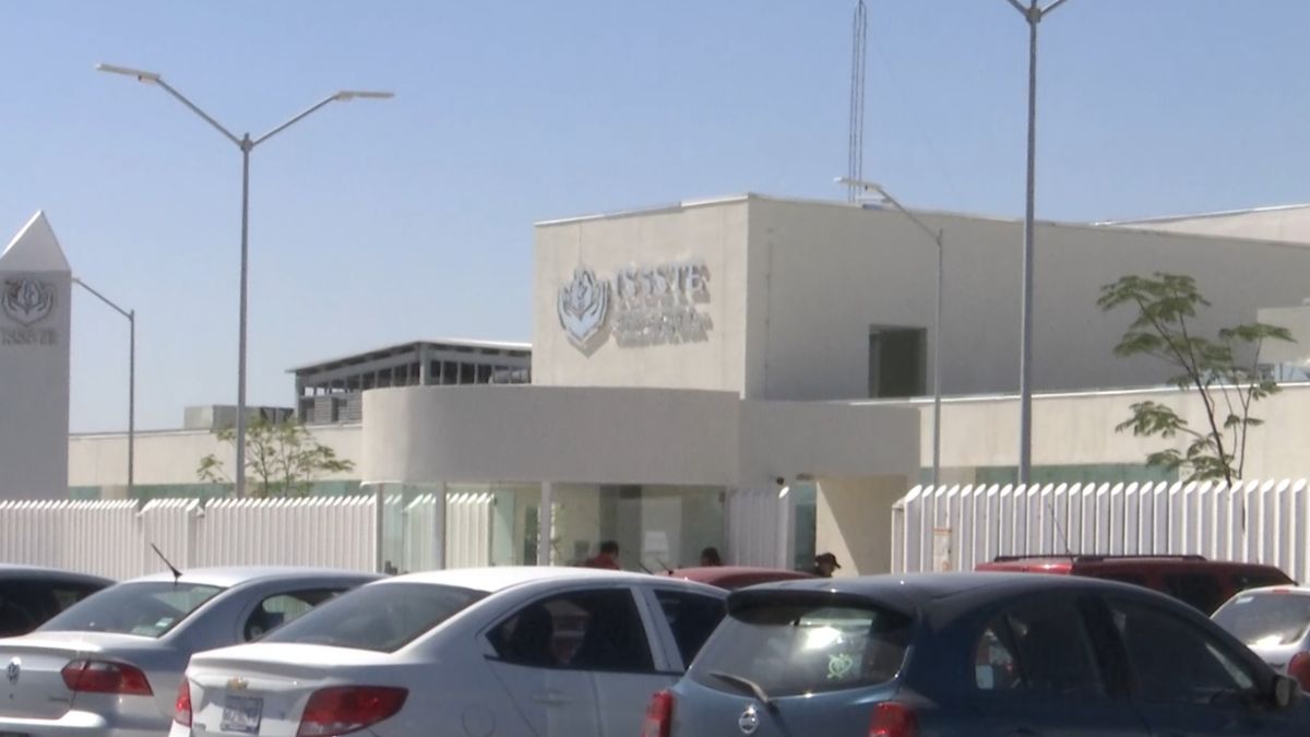 Elementos de la Fiscalía Región Laguna Uno investigan la agresión sufrida por José Humberto en la intersección con la calle Donato Guerra.