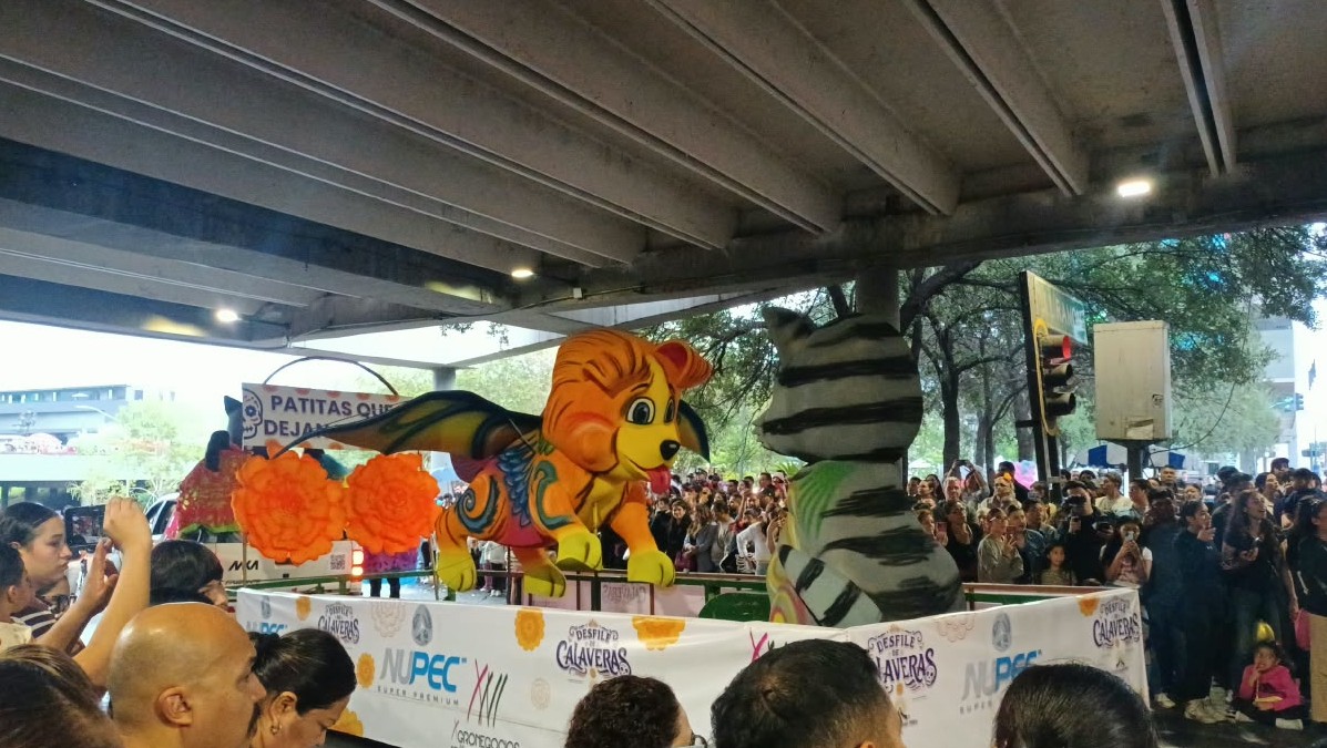 En el desfile participaron más de 3 mil 400 personas.