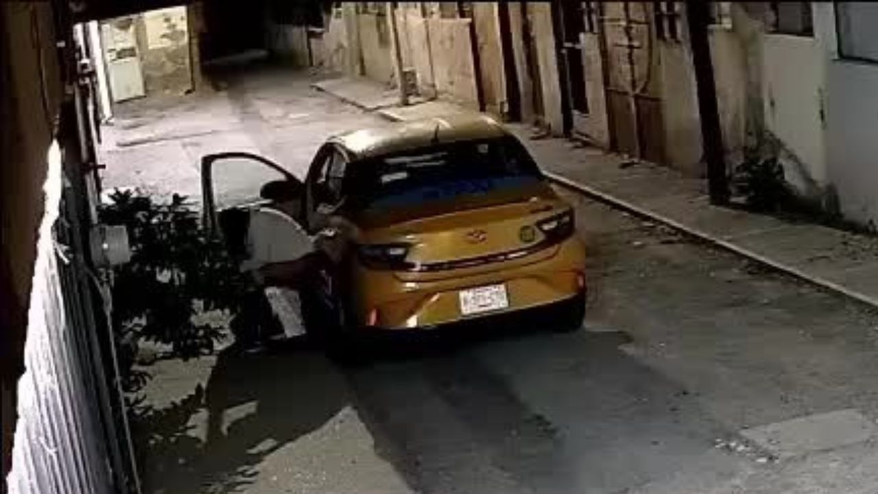 ¡Le ganó el retorcijón! Taxista defeca en callejón del Centro de Torreón y queda grabado