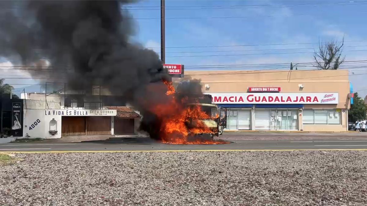 Normalistas queman camión y destrozan oficinas por plazas automáticas a egresados en Morelia.