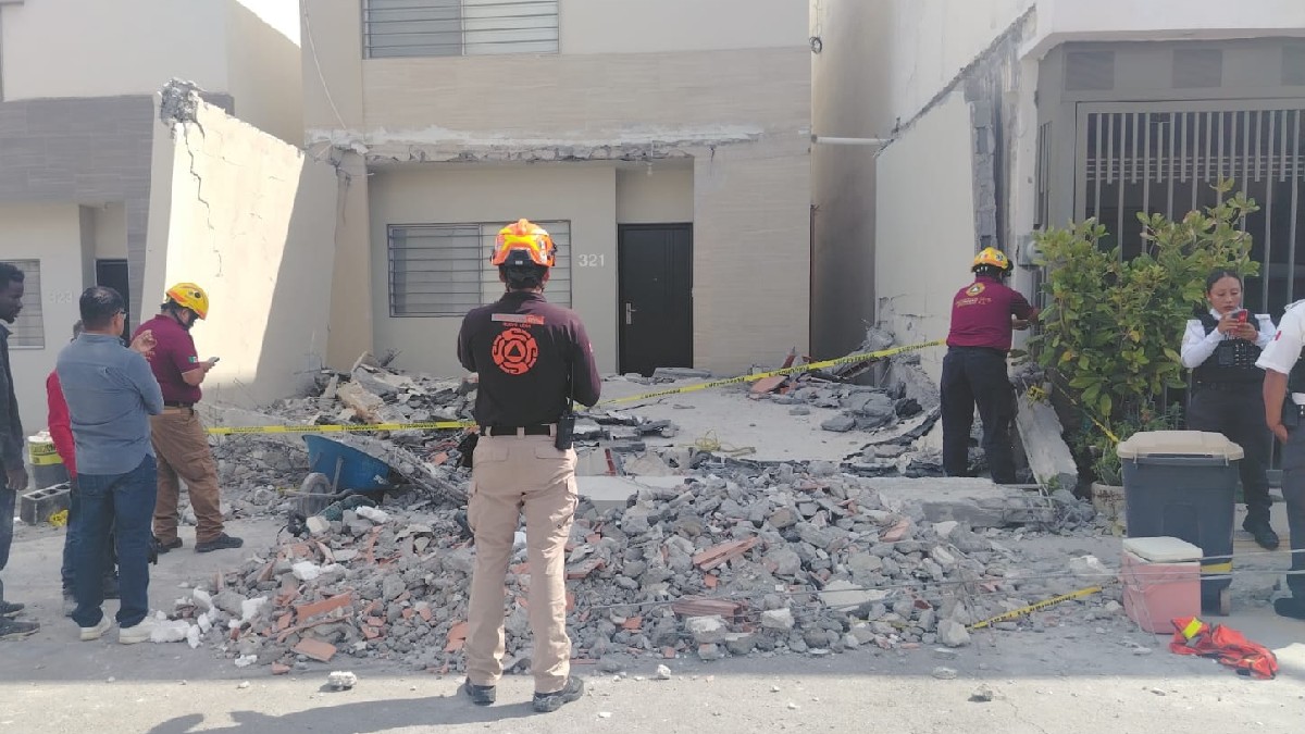 Paramédicos de la Cruz Roja auxilian a la víctima en la intersección de Paloma y Faisán.