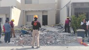 Paramédicos de la Cruz Roja auxilian a la víctima en la intersección de Paloma y Faisán.