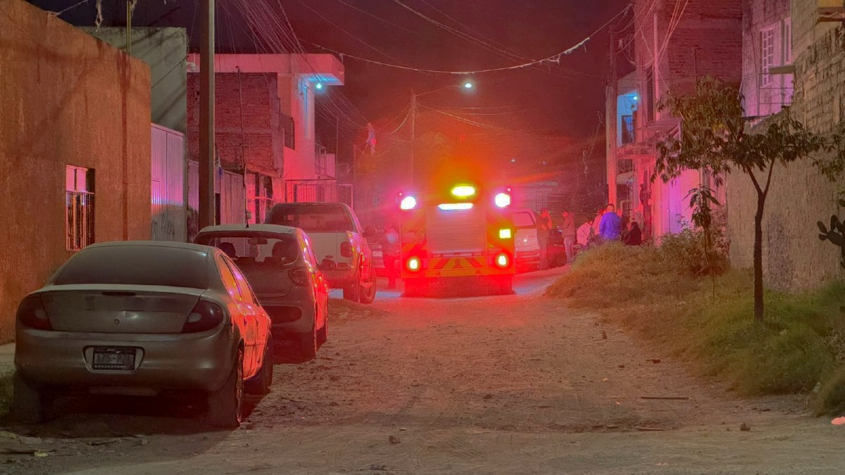 Protección Civil y Bomberos de Zapopan acudieron al sitio para descender el cuerpo del hombe de la azotea