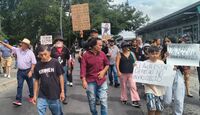 Vecinos protestaron por tercer domingo consecutivo exigiendo agua de calidad en el AMG.