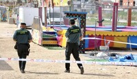 Agentes de la Policía Local y la Guardia Civil acudieron hasta la feria para asegurar la zona donde el niño sufrió la descarga