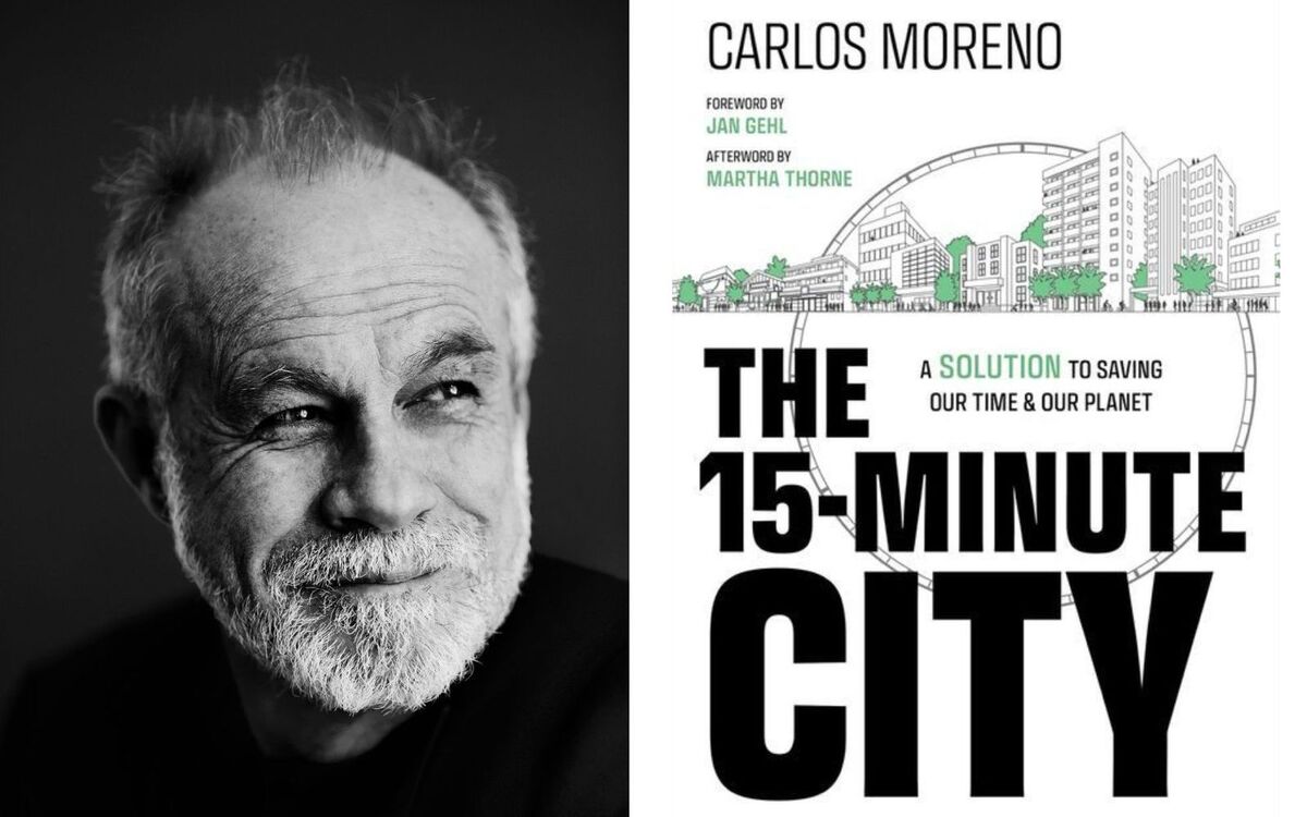 Carlos Moreno, creador de la ciudad de quince minutos, junto a la portada de la edición en inglés de su libro. Foto: Thomas Baltes.
