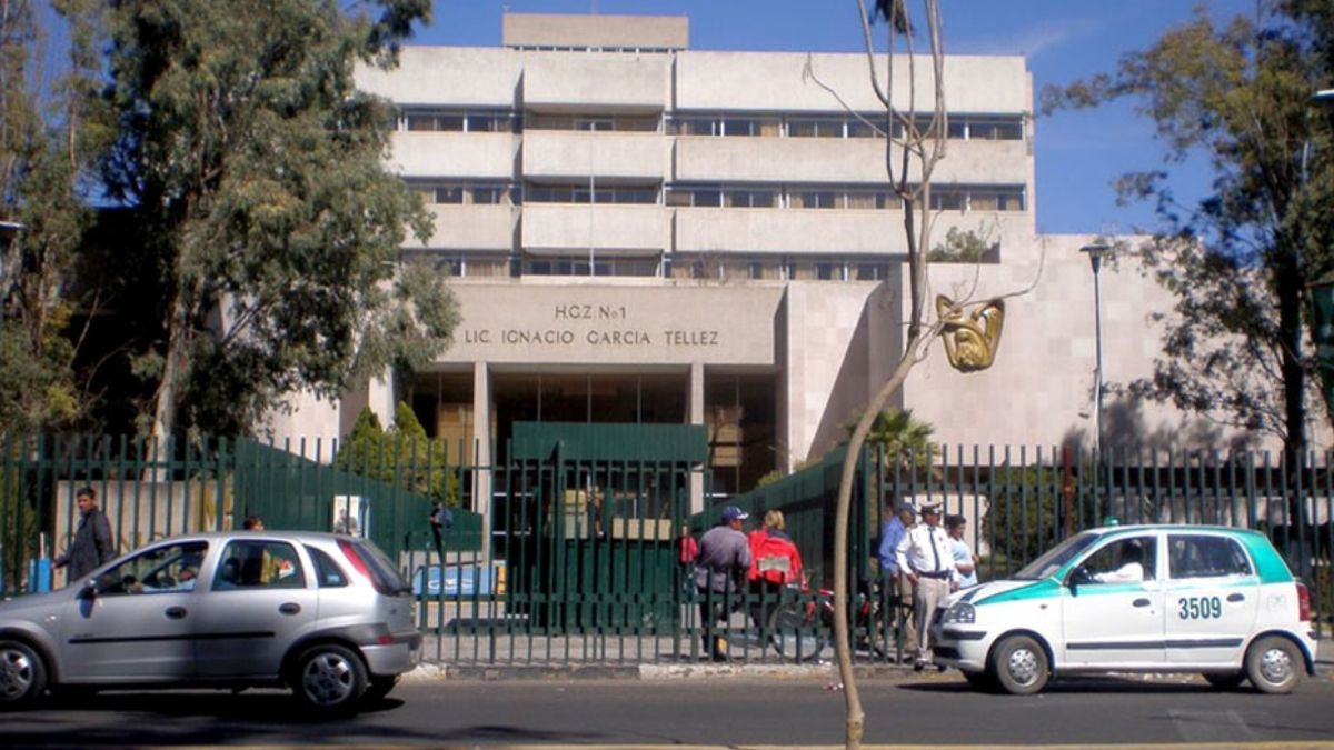 Elementos policiales investigan el ataque en el fraccionamiento Río Dorado tras la agresión registrada camino al transporte público.