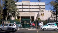 Elementos policiales investigan el ataque en el fraccionamiento Río Dorado tras la agresión registrada camino al transporte público.