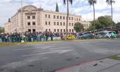 Los estudiantes acudieron con carteles para expresar sus demandas y solicitar atención a su pliego petitorio.