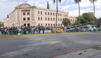 Los estudiantes acudieron con carteles para expresar sus demandas y solicitar atención a su pliego petitorio.