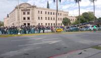 Los estudiantes acudieron con carteles para expresar sus demandas y solicitar atención a su pliego petitorio.