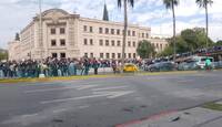 Los estudiantes acudieron con carteles para expresar sus demandas y solicitar atención a su pliego petitorio.