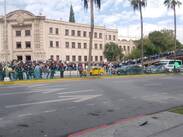 Los estudiantes acudieron con carteles para expresar sus demandas y solicitar atención a su pliego petitorio.