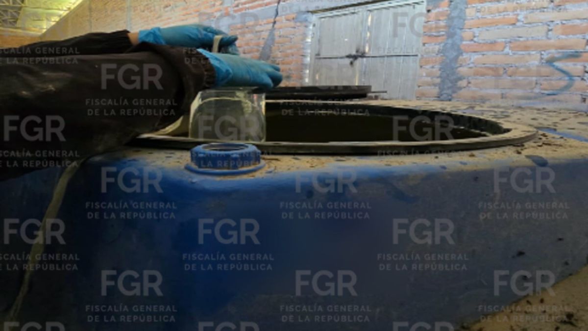 FGR asegura 73 mil 600 litros de combustible clandestino en Yahualica, Jalisco.