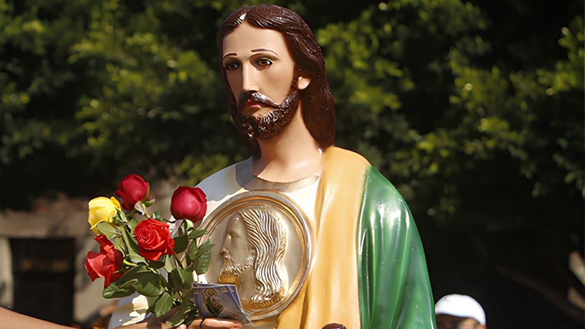 Fieles devotos rinden culto ante la reliquia de primer grado de San Judas Tadeo, un fragmento de su brazo traído desde Roma hasta la diócesis de Torre