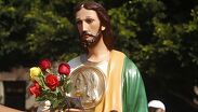 Fieles devotos rinden culto ante la reliquia de primer grado de San Judas Tadeo, un fragmento de su brazo traído desde Roma hasta la diócesis de Torre