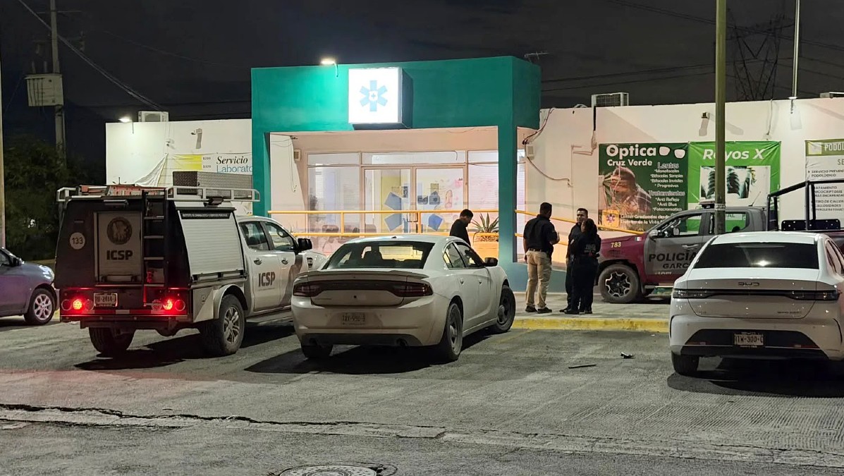 El hombre fue trasladado a las instalaciones de la Cruz Verde, donde finalmente se confirmó su deceso.