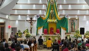 La iglesia abrió sus puertas a las 8:00 de la mañana para la primera misa.