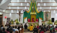 La iglesia abrió sus puertas a las 8:00 de la mañana para la primera misa.