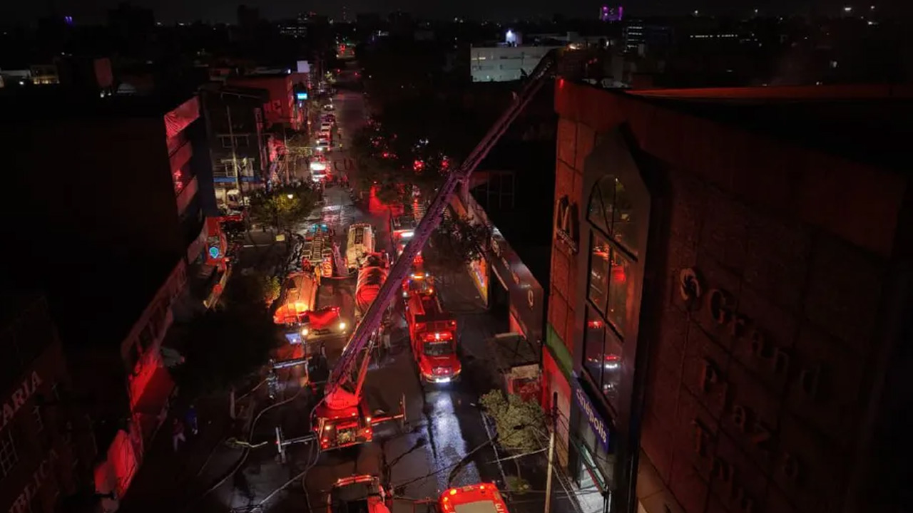 Incendio en negocio de motos deja tres locales afectados en Toluca. TD Matutino CdMx, 27 de octubre 2026