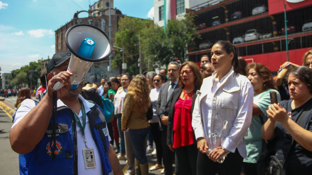 Sigue las instrucciones de las autoridades de protección civil durante un evento sísmico.