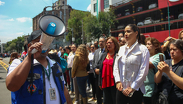 Sigue las instrucciones de las autoridades de protección civil durante un evento sísmico.