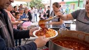 El menú tradicional está compuesto por asado de puerco en adobo rojo cocinado en cazo de cobre o leña, acompañado por siete sopas secas